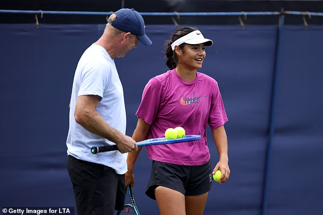 Otkrila je da je zahvalna što je u stanju vjerovati svom timu, uključujući trenera Marka Petcheyja (lijevo)