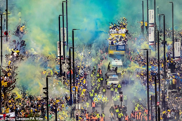 Tisuće linije Leeds ulice kako bi proslavili povratak kluba u Premier ligu u svibnju