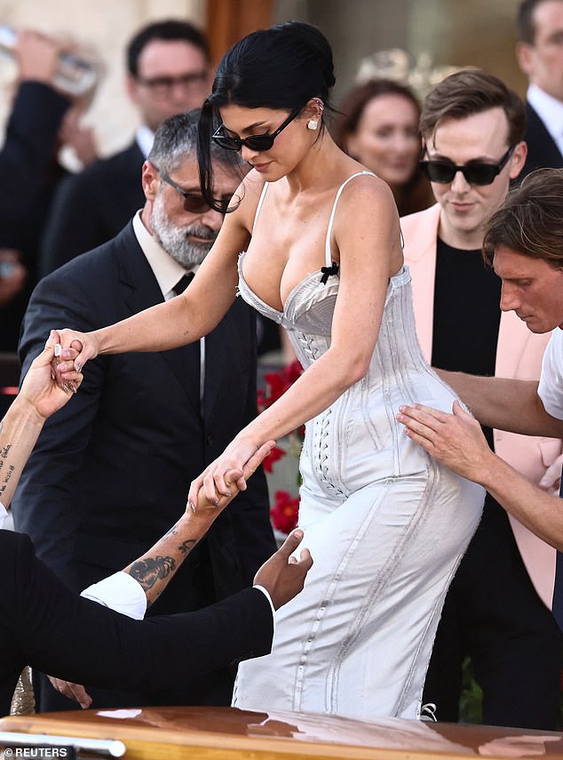 Čini se da je Kylie Jenner propustila jedan od najvažnijih memoranduma o vjenčanju svih - nemojte nositi bijelo