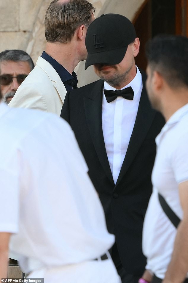 Unatoč tome što je odmah prepoznatljiv kao holivudski a-lister i obložen u tuks za vjenčanje, mršava zvijezda se još uvijek pokušavala sakriti dok mu je šešir pao preko lica-vodeći zabavljane obožavatelje da ga uspoređuju s 'dječjim slonom koji se skriva iza drveta'