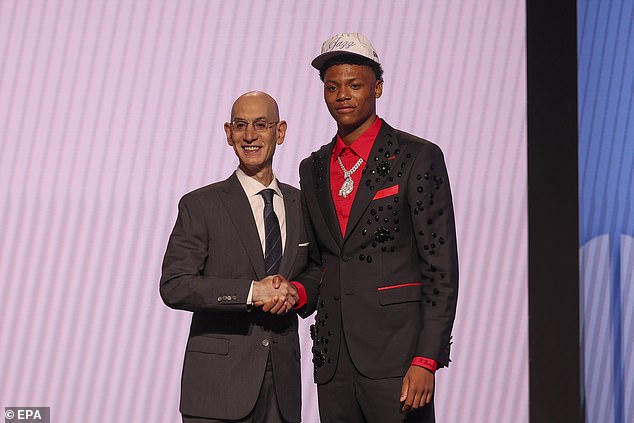 Bailey se rukuje s povjerenikom NBA -a Ace Bailey nakon što ga je jazz nacrtao