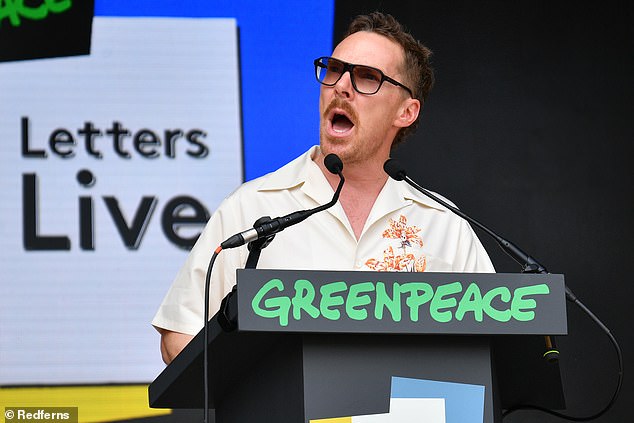 Moustachioed Sherlock zvijezda Benedict Cumberbatch, 48, pročitala su pisma iz cijelog svijeta na području Greenpeacea u značajci pod nazivom 'Pisma Live'