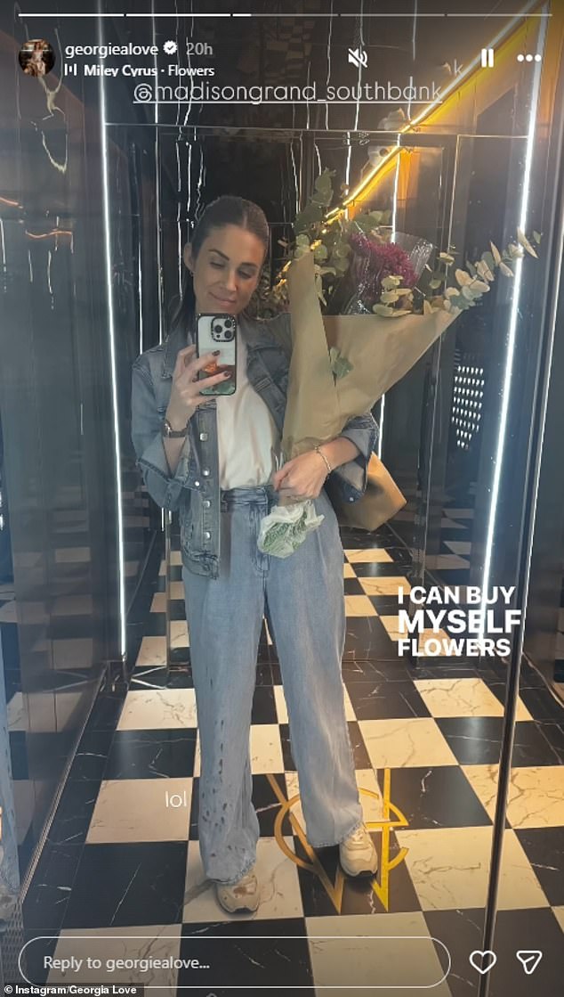 Zvijezda Bachelorette u petak je podijelila zrcalni selfie na svoje Instagram priče s ikoničnom raščlanjom cvijeća Miley Cyrus