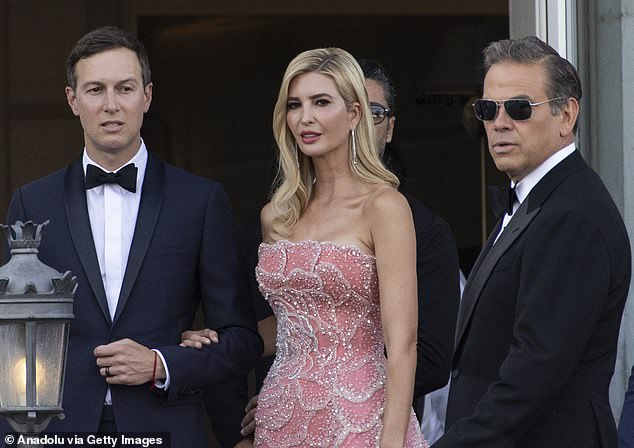 Dok su čekali, predsjedavajući News Corp -a i njegova supruga u modelu držali su društvo Ivanka Trump i njezin suprug Jared Kushner