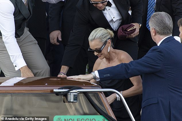 Sarah je također nosila ono što se činilo kao burgundska satenski svetac Laurent Clupch, koja je svom klasičnom izgledu dodala pop boje, dok je njezinu odjeću dovršila s parom crnih sunčanih naočala