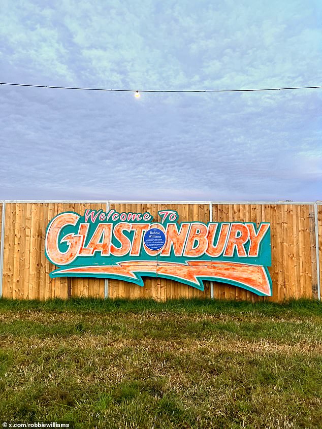 Dodao je i sliku čitanja drvene ograde - Dobrodošli u Glastonburye