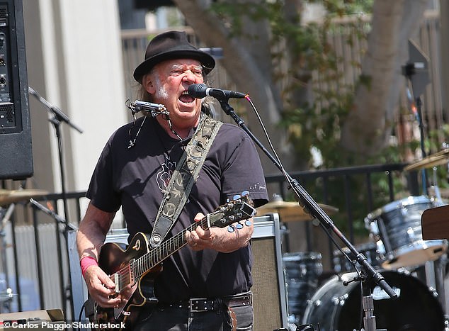 Neil (79) slomio je sav protokol Glastonburyja prvobitno zabranivši BBC -u da pregleda svoj set
