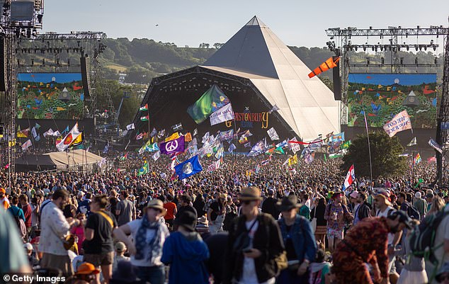 Rocker je spreman nasloniti na pozornicu piramide večeras, a BBC će sada emitirati svoje izvještavanje o izvedbi