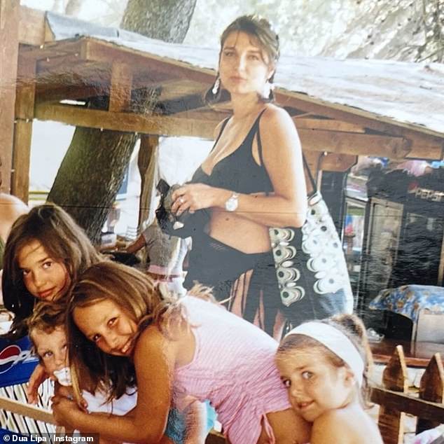 Dok ju je još jedan vintage puknuo vidio kako je zaletio na svoju nevjerojatnu figuru u prsatom crnom bikiniju i odgovarajući Sarongu