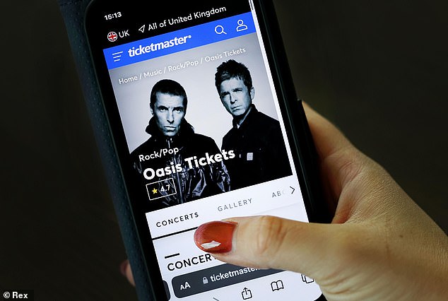 Umanjivi obožavatelji koji su satima u redu na mreži na mjestu Ticketmastera bili su šokirani kad su otkrili da su cijene porasle više od njihovih početnih vrijednosti lica-zahvaljujući 'dinamičnim cijenama'