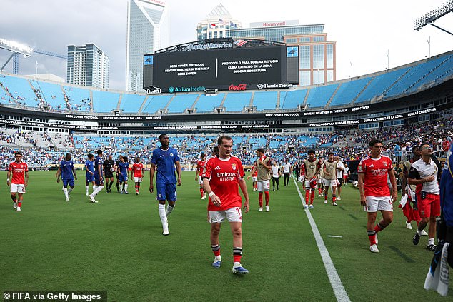 Igra je suspendirana gotovo dva sata zbog udara munje u blizini u Charlotteu