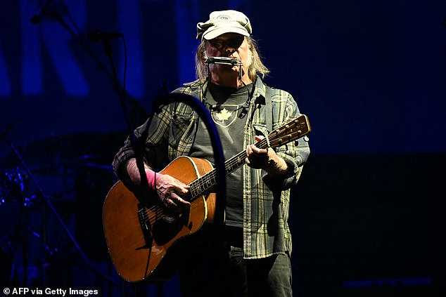 Neil, koji je oženjen splashom i ubojstvom glumice Daryl Hannah, odigrao je sve svoje velike hitove za svoj nastup u Glastonburyju, uključujući Rockin 'u slobodnom svijetu i baci vašu mržnju dolje