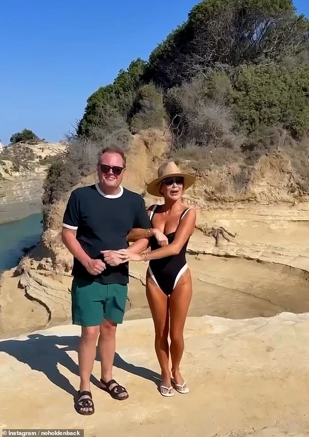 Također je skliznula u neke bijele flip jarke i pristupila se slamnastom kapu Fedora i predimenzioniranim sunčanim naočalama dok je sa svojom zvijezdom snimala smiješan video