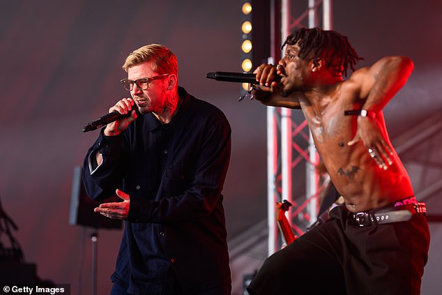 Međutim, samo dva dana ranije, postigao je poseban gostujući nastup s alternativnim rap umjetnikom porijeklom Jamesom tijekom Glastonburyja