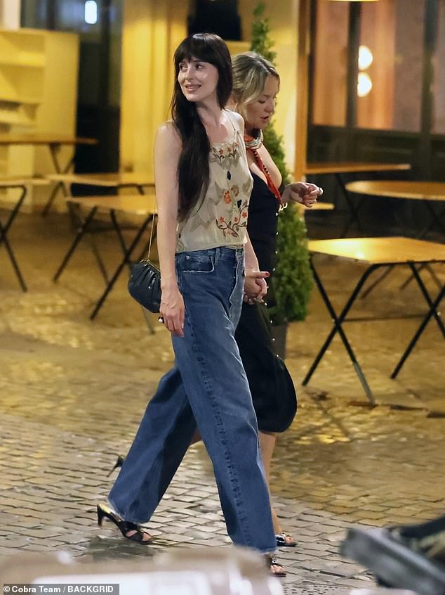 Johnson (36) nosio je bež šifon tenk s narančastim, crvenim i plavim vezenim cvjetovima. Izgledala je elegantno, ali ugodno u par labavih traperica i par sandala od crne mače