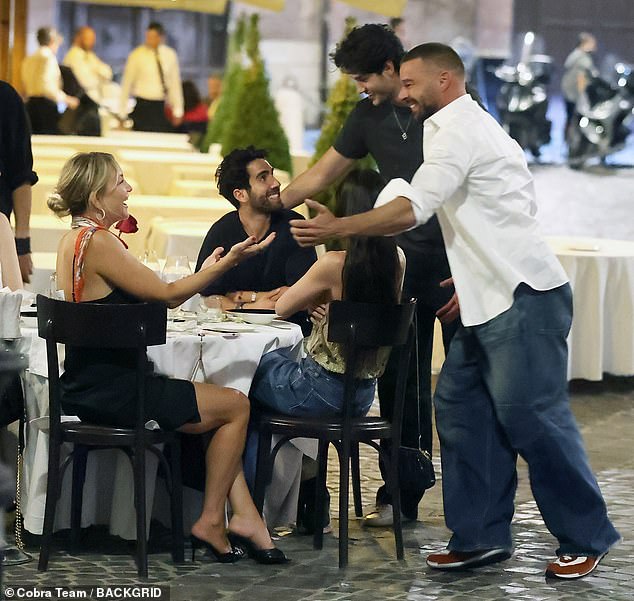 Ricky Martin (53) iznenadio je grupu kad su on i njegovi pratitelji večere prišli da pozdrave