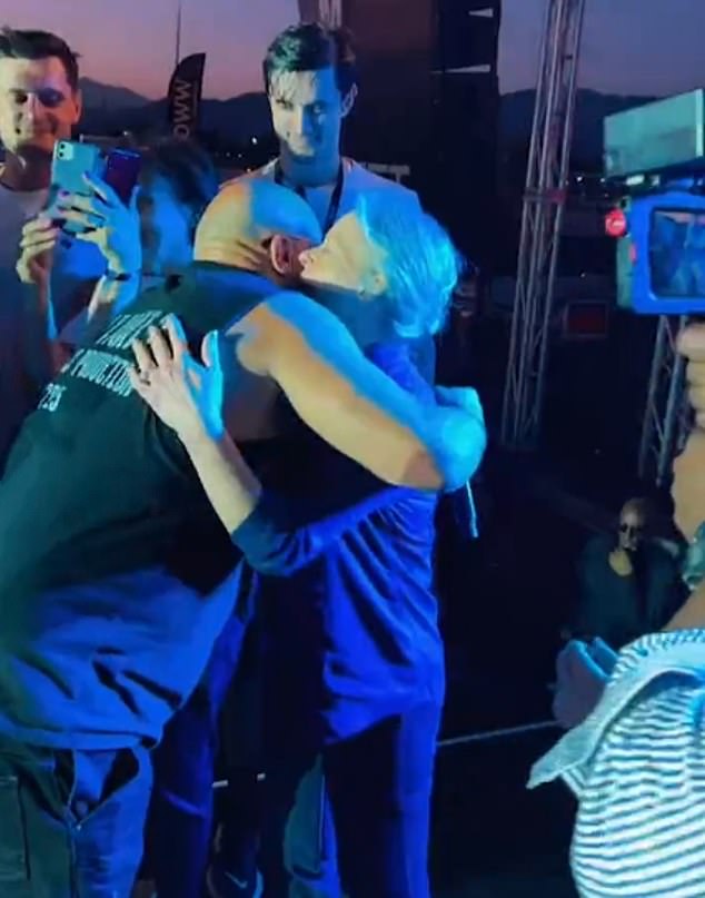 Video prikazuje Diesel dodajući: 'To je ono što ćeš dobiti u finalu! Volim te! ' Zaključio je, kao što je video pokazao da je dizel dao Paulinu majku Cheryl zagrljaj