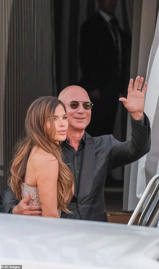 Jeff i Lauren vezali su čvor u raskošnoj ceremoniji u petak na slikovitom otoku San Giorgio Maggiore, razmjenjujući zavjete pred gotovo 200 gostiju visokih profila