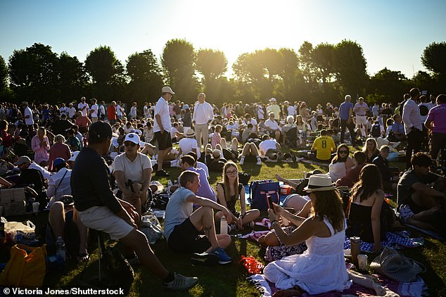 Stotine su čekale preko noći, a Wimbledon je fanovima govorio da je red 