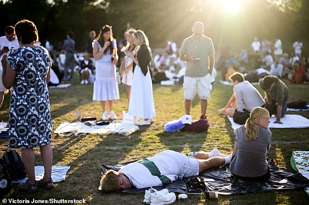 Stotine navijača kampiralo se na parku Wimbledon preko noći kako bi osigurali mjesta u redu