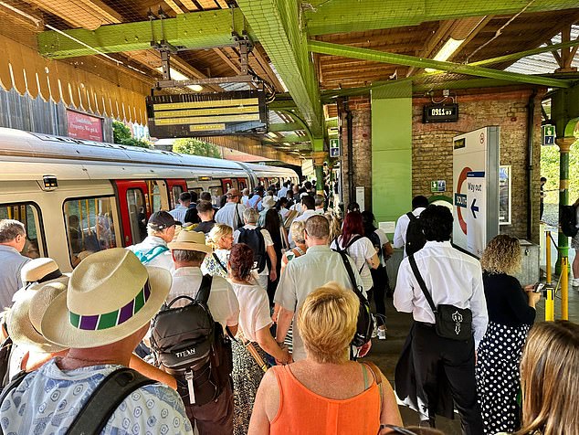 Earl's Court Tube Station bio je prepun teniskih navijača dok su putovali u All England Club