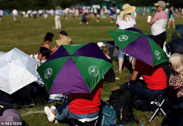 Neki su u redu već uzeli upotrebu kišobrana kako bi se zaštitili od sunca