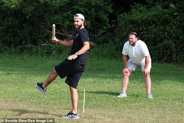 Par je također pridružio Diags, 34 (R) i Sammy Root, 24, (l) dok se snimanje vraćalo u Veliku Britaniju iz Portugala