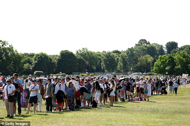 Jedan obožavatelj tvrdio je da je preko 9.000 ljudi bilo u redu nešto iza 7 sati na dan otvaranja
