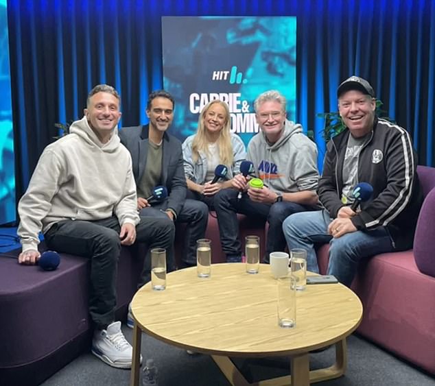 Carrie (centar) pozvala je bivšeg suorganizatora Waleeda Alyja (drugi s lijeve strane), Pete Helliar (krajnje desno) i Dave Hughes (drugi s desne strane) na hit mreži Carrie i Tommy kako bi razgovarali o nekim od najupečatljivijih trenutaka emisije tijekom godina