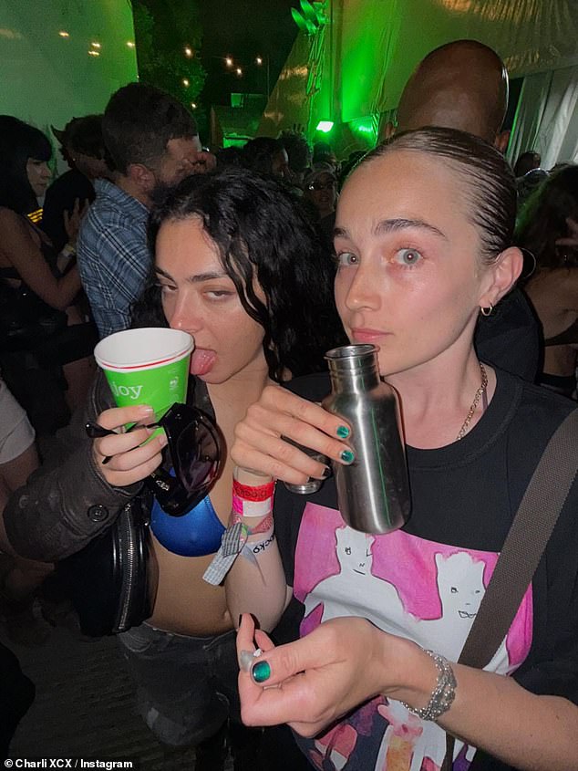 Pored svog posta, napisala je: 'Glastonbury, najbolje sam se obavljao i zabavljao Tysm za najzabavniji vikend, volim te i volim raditi svoju stvar'