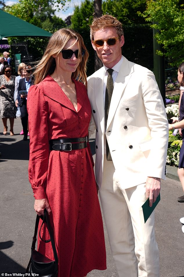 Glumac s A-liste Eddie Redmayne (43) bio je stilski u bijelom odijelu s tamnozelenom kravatom dok se pridružio supruzi Hannah Bagshawe, 42