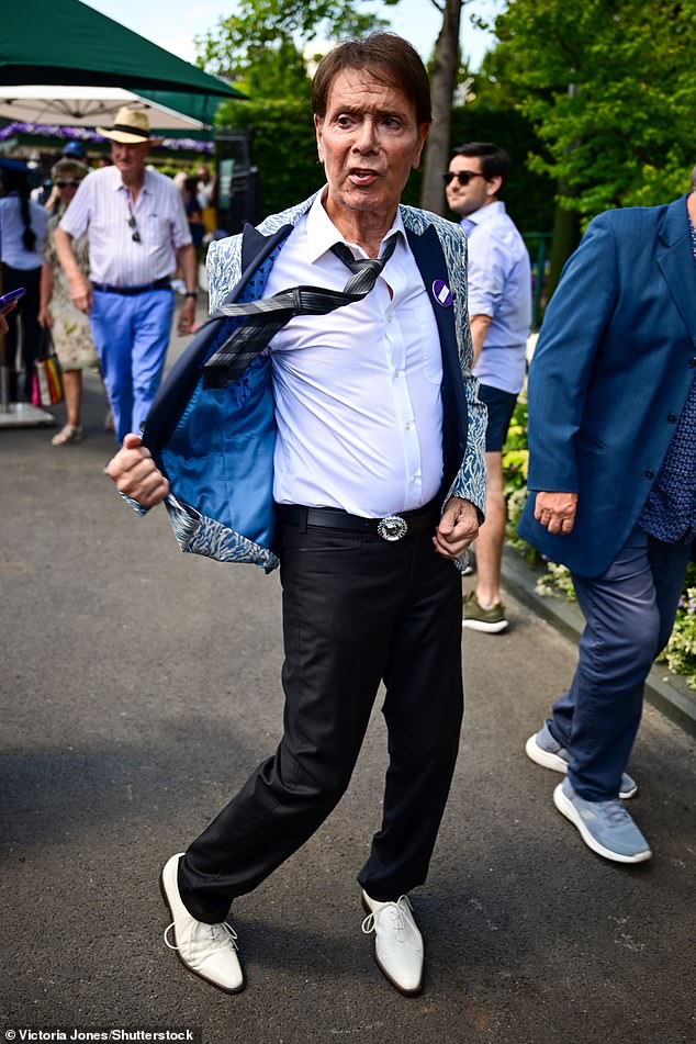 U istinskoj tradiciji, teniski ljubitelj Cliff Richard (84) također je bio prisutan i izgledao je u svom uobičajenom snažnom jastvu u šarenom plamenu