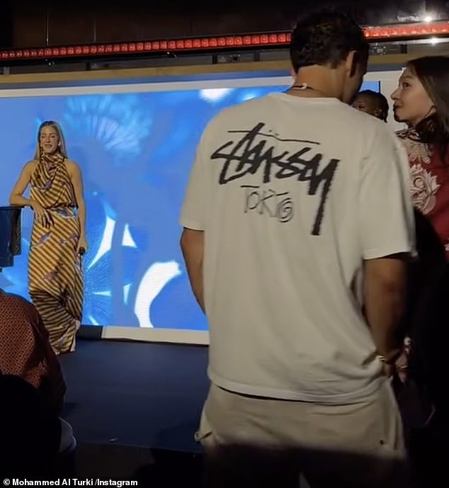 Na brodu je Orlando primijećen kako pleše iza glamuroznog zabavljanja, jer su se obradovali intimnom svirkom Ellie Goulding