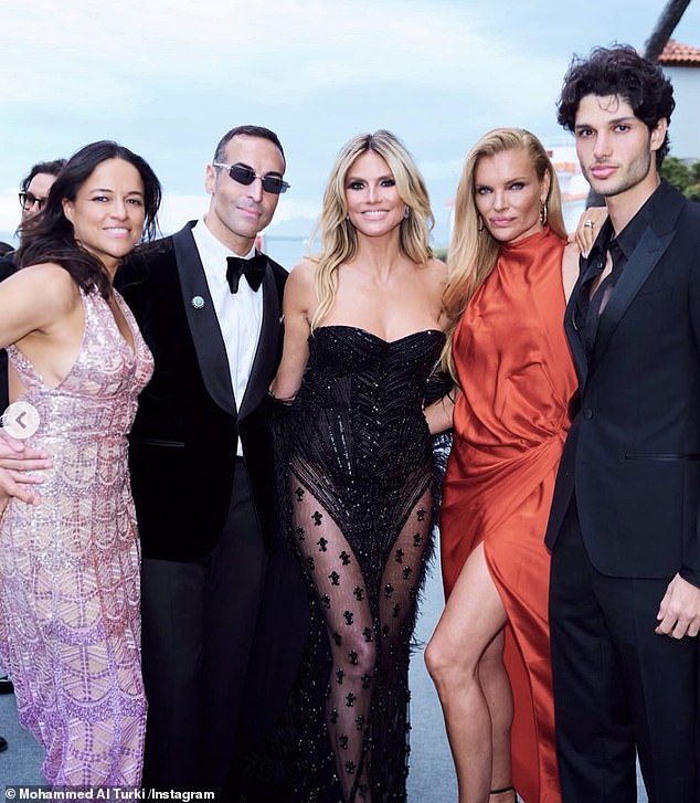 Heidi Klum, 52 (Centar) izgledala je nevjerojatno u polu -crnom večernjem ogrtaču kao što je postavljena zajedno sa svojim gostima, uključujući glumicu Michelle Rodriguez, 46 (L)