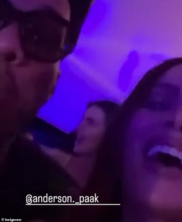 U međuvremenu je Kendall Jenner (centar) primijećen kako pleše s brazilskom pjevačicom Anitta (R)