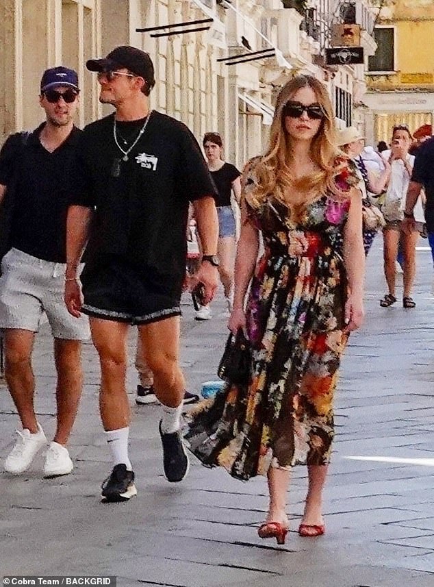 Dok su uživali u svečanostima, Orlando (L) i njegov prijatelj Tom Brady viđeni su kako uživaju u šetnji Venecijom s novoimenovanim Sydney Sweeney, 27 (R)