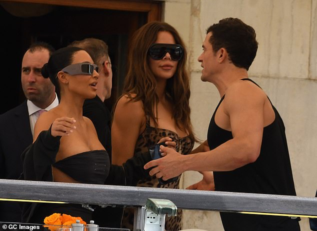 Činilo se da su i Karipska zvijezda Pirati u Karibima uživali u nekim koketiranim razmjenama s Kim Kardashian (lijevo) i njezinom sestrom Khloe (središte)