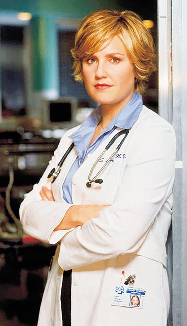 Glumica je prikazala dr. Susan Lewis s početkom 1994. godine. Tri godine je otišla u svoje petogodišnje osobne razloge ugovora