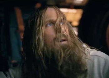 A-popis Hollywood Heartthrob je neprepoznatljivo u dugoj bradi i periku u Projektu Hail Mary Trailer