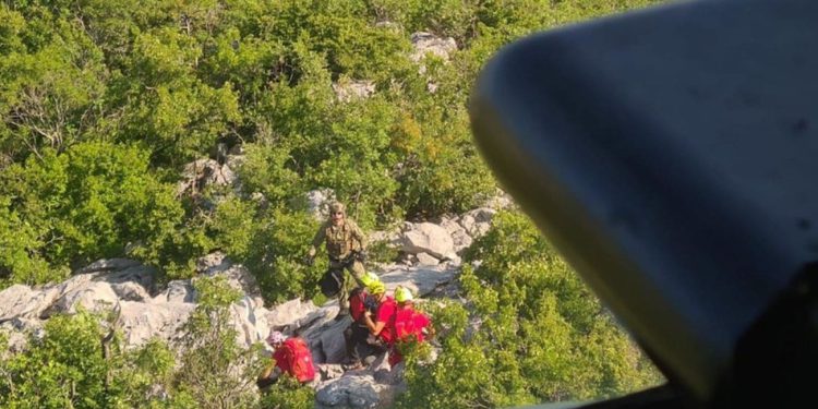 AKCIJA NA BIOKOVU Pogledajte kako je izgledalo spašavanje promrzle osobe, prebačena je u KBC Split