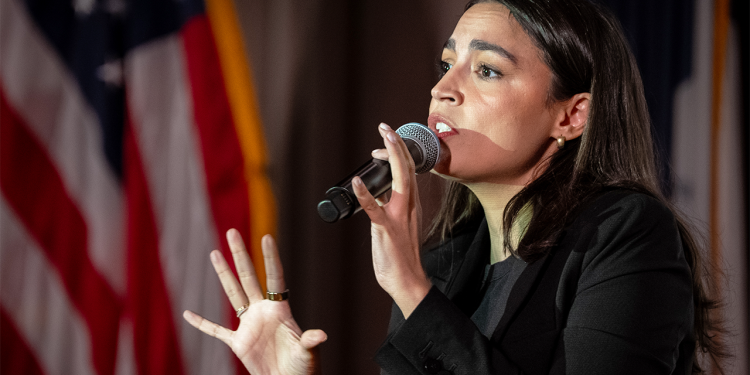 AOC podržava Mamdai u utrci gradonačelnika NYC-a protiv prednjeg trkača Curomo