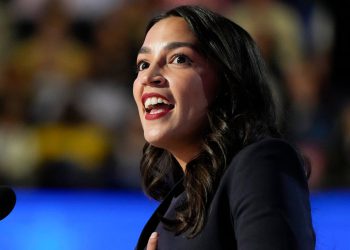 AOC pozitivno gledano više Amerikanaca nego Trump ili Harris, anketa otkriva