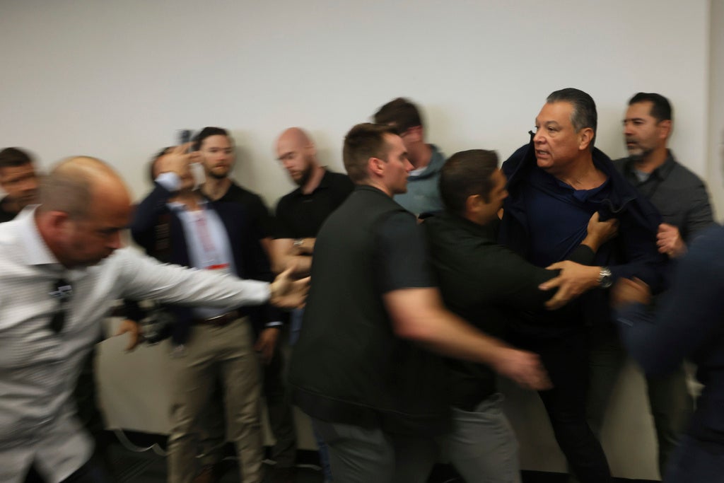 Šokantni incident dogodio se nakon što je Padilla stigla na Noemovu konferenciju za novinare kako bi je suočila s 