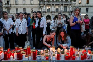 Ljudi se okupljaju kako bi zapalili svijeće na glavnom trgu nakon smrtonosne školske pucnjave u Grazu u Austriji