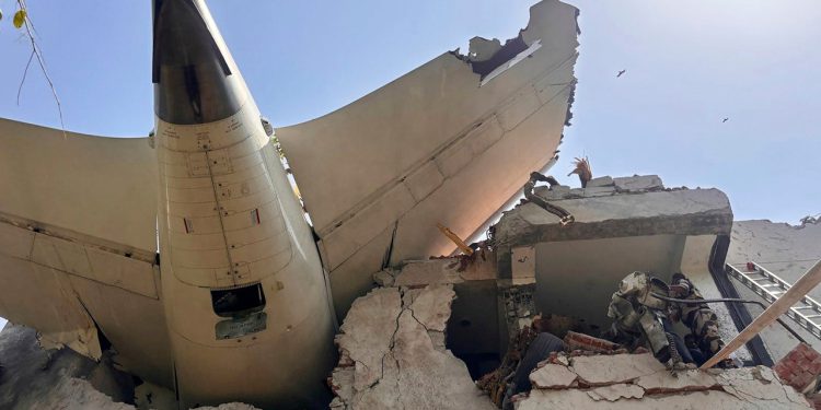 Air India avion se sruši nakon polijetanja u Ahmedabadu; Zrakoplovna tvrtka potvrđuje 1 preživjeli