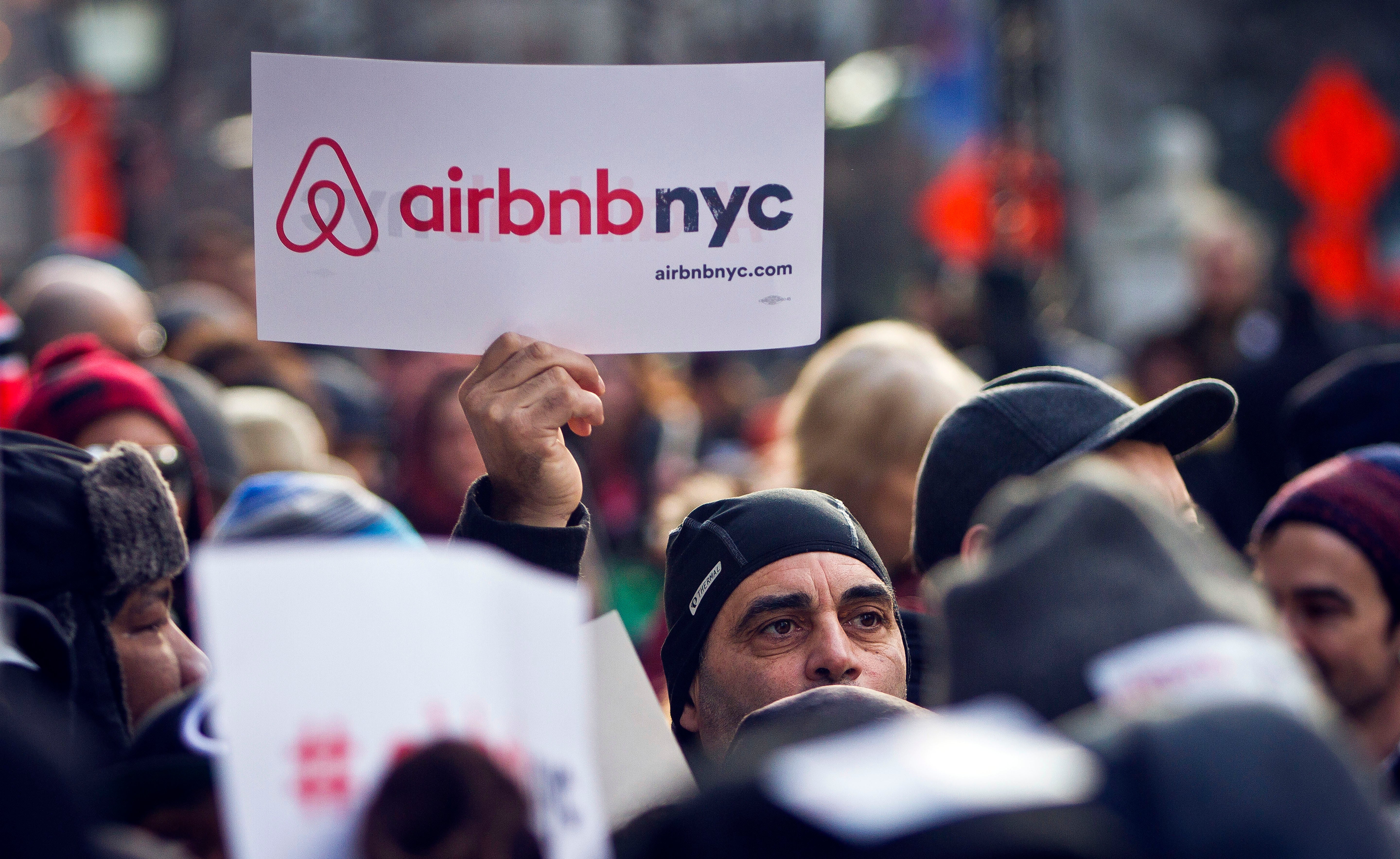 Pristalice Airbnb -a održavaju miting izvan gradske vijećnice u New Yorku 2015. godine zbog pravilnika da je tvrtka navedena nametnula proizvoljna ograničenja. Sada je Airbnb-ov Super PAC potrošio milijun dolara na komercijalni napad na tri kandidata za gradonačelnika New Yorka koji ne podržavaju kratkoročne najamnine u gradu