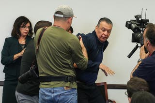 Senator Alex Padilla bio je prisilno uklonjen s tiskovne konferencije za domovinsku sigurnost Kristi Noem održan u četvrtak kada ju je pokušao ispitivati o odgovoru Trumpove administracije na racije protiv leda u Los Angelesu