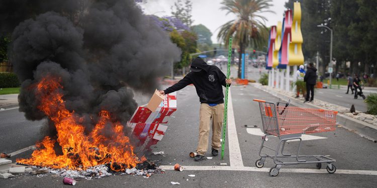 Američki marinci koji će se rasporediti u Los Angeles kako bi pomogli ugušiti nerede protiv imigracije