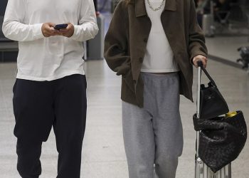 Andy Lee i Rebecca Harding primijetili su kako je ugledao u Melbourne nakon putovanja u New York … dok se komičar vraća ravno na ‘rad’ na Mammoth Mansion Project