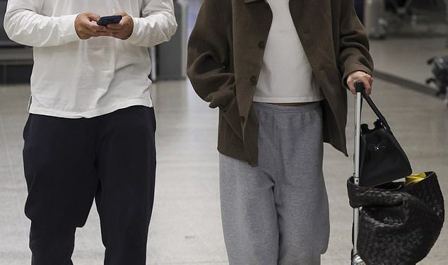 Andy Lee i Rebecca Harding primijetili su kako je ugledao u Melbourne nakon putovanja u New York … dok se komičar vraća ravno na ‘rad’ na Mammoth Mansion Project